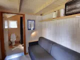 Stue og badeværelse i Komforthytte