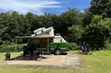 Retro, grønt campervan på Ly Outdoor Camp